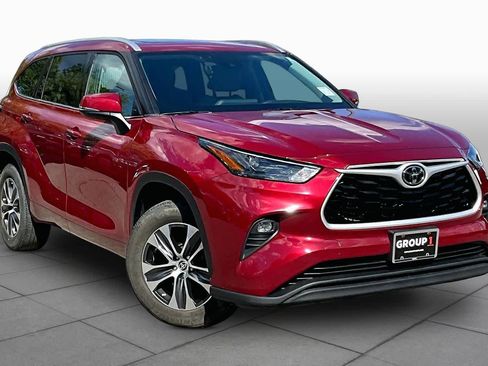 Used 2022 Toyota Highlander XLE AWD/4WD image 3