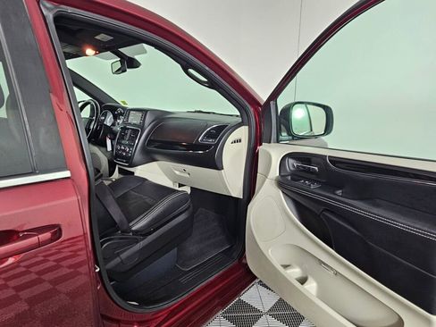 Used 2019 Dodge Grand Caravan SXT image 37