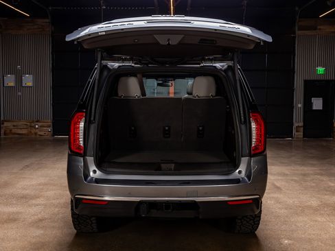 Used 2022 GMC Yukon SLT w/ SLT Premium Package image 9