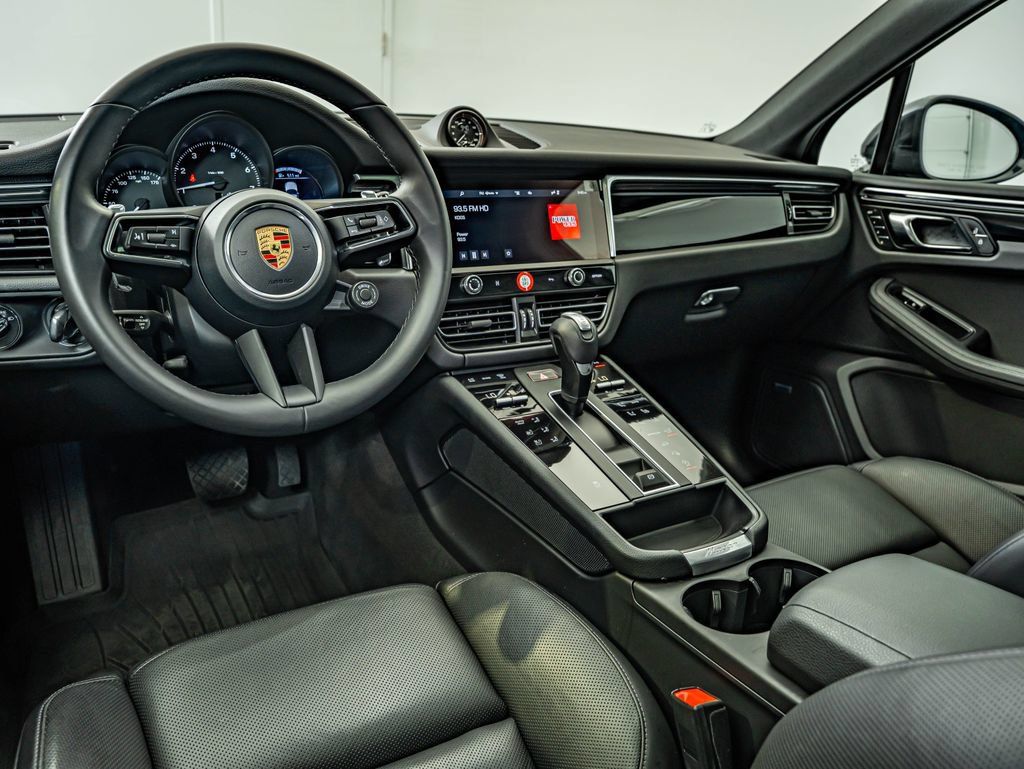 Certified 2026 Porsche Macan AWD/4WD image 4