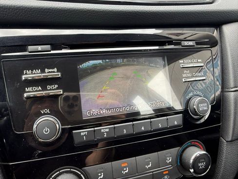Used 2017 Nissan Rogue S AWD/4WD image 5