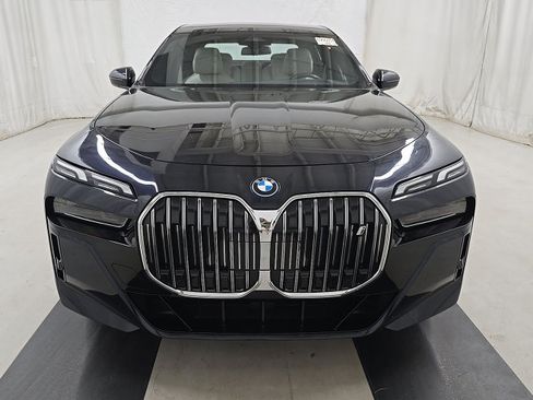 Used 2023 BMW i7 xDrive60 AWD/4WD image 5
