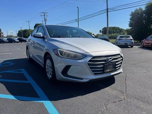 Used 2018 Hyundai Elantra SE FWD image 4