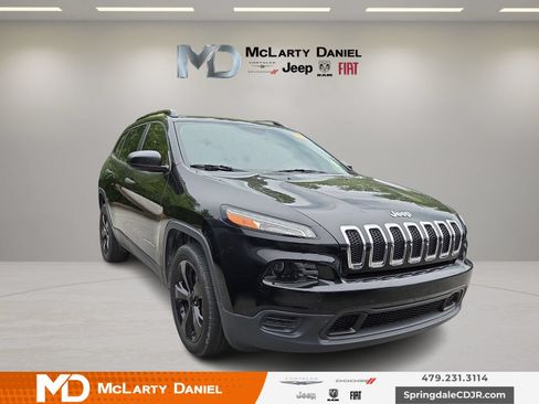 Used 2017 Jeep Cherokee Sport FWD image 1