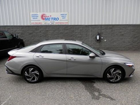 Used 2025 Hyundai Elantra SEL FWD image 9