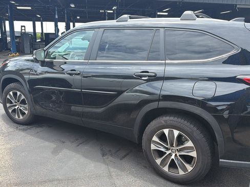 Used 2023 Toyota Highlander XLE FWD image 4
