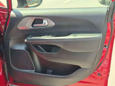 Used 2025 Chrysler Pacifica Select FWD image 33