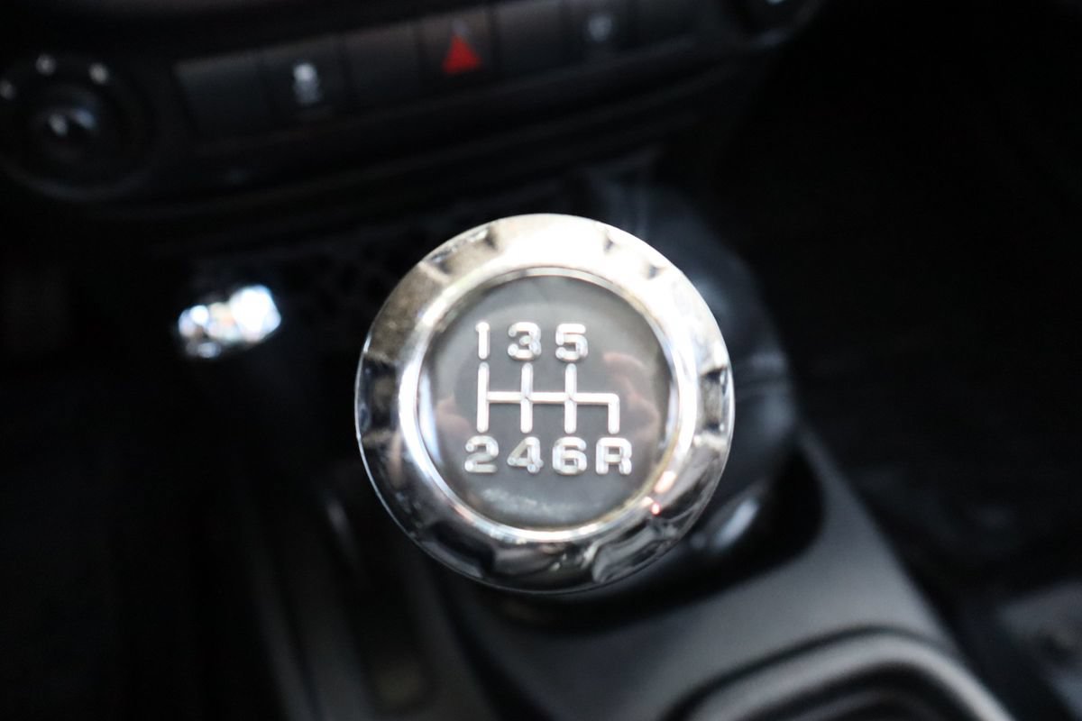 Used 2015 Jeep Wrangler Unlimited Rubicon w/ Connectivity Group AWD/4WD image 36