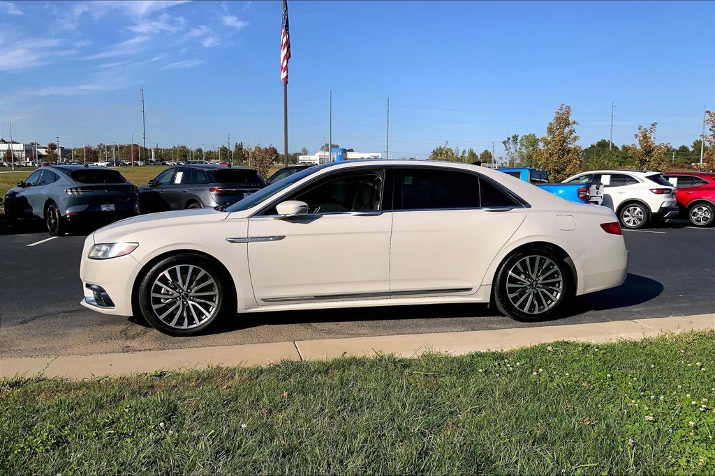 Used 2019 Lincoln Continental Select w/ Continental Climate Package FWD image 12