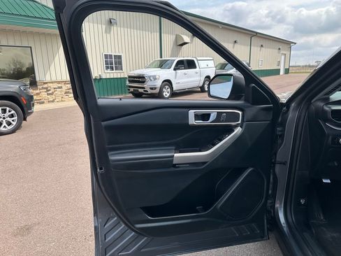 Used 2023 Ford Explorer XLT AWD/4WD image 11