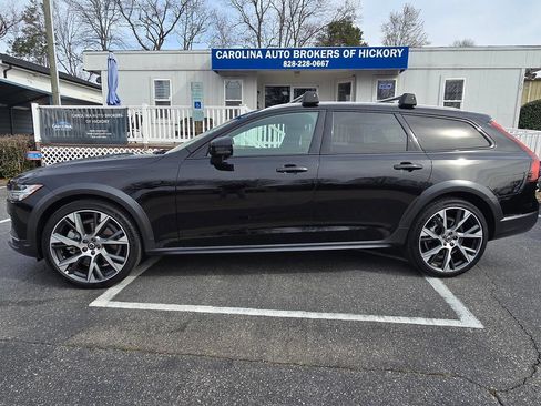 Used 2021 Volvo V90 T6 Cross Country image 3