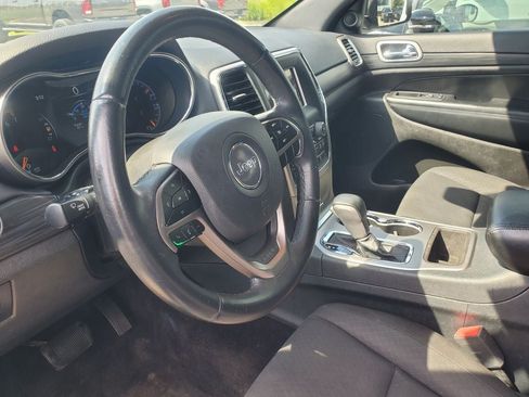 Used 2019 Jeep Grand Cherokee Laredo AWD/4WD image 9