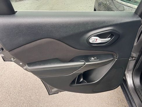 Used 2015 Jeep Cherokee Latitude w/ Cold Weather Group image 17