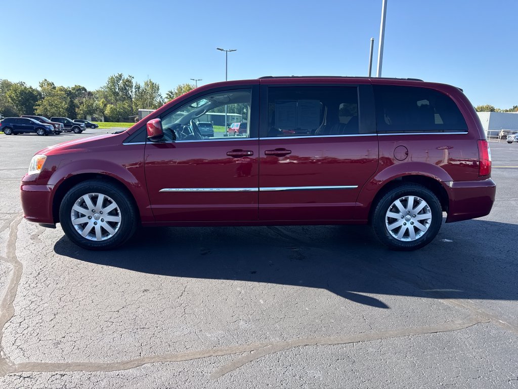 Used 2014 Chrysler Town & Country Touring FWD image 5