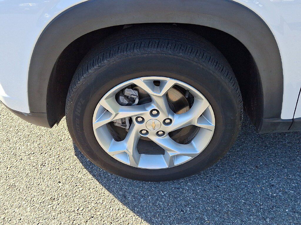 Used 2025 Chevrolet Trax LS w/ LS Convenience Package FWD image 13
