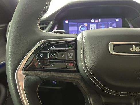 Used 2023 Jeep Grand Cherokee Overland w/ Luxury Tech Group IV AWD/4WD image 16
