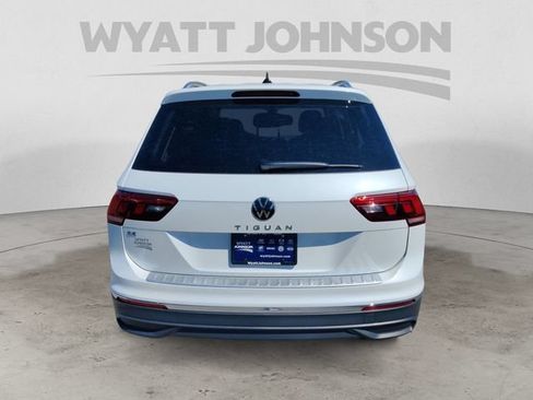 Used 2023 Volkswagen Tiguan SE w/ Panoramic Sunroof Package FWD image 5