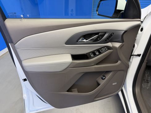 Used 2018 Chevrolet Traverse Premier w/ Driver Confidence II Package FWD image 9