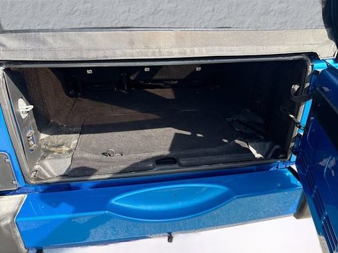 Used 2016 Jeep Wrangler Unlimited Sahara w/ Connectivity Group image 11