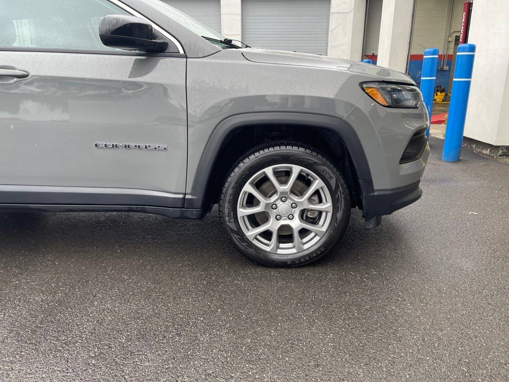 Used 2023 Jeep Compass Latitude AWD/4WD image 10