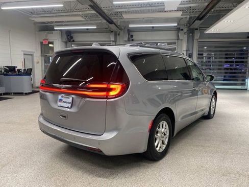 Used 2021 Chrysler Pacifica Touring-L image 6