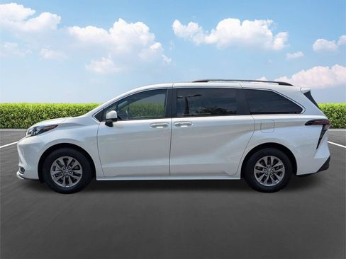 Used 2025 Toyota Sienna XLE w/ XLE Plus Package FWD image 8