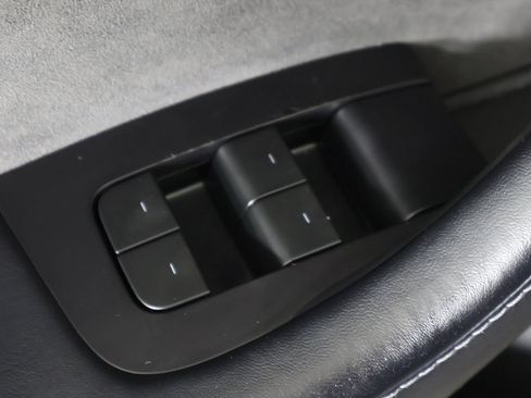 Used 2022 Tesla Model Y Long Range AWD/4WD image 40