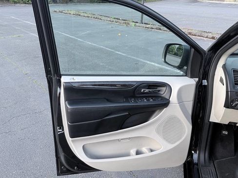 Used 2019 Dodge Grand Caravan SE FWD image 44