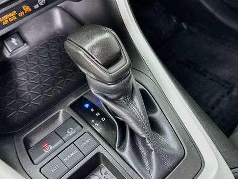 Used 2022 Toyota RAV4 LE FWD image 16