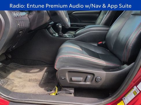 Used 2019 Toyota Highlander SE w/ Carpet Mat Package (TMS) AWD/4WD image 11