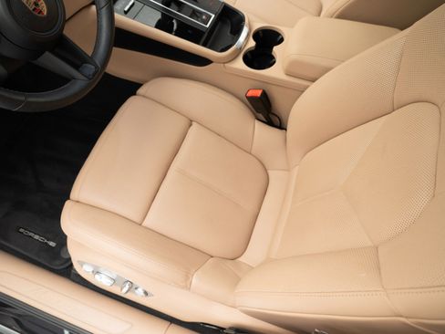 Certified 2025 Porsche Macan image 16