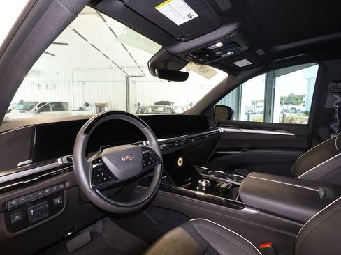 Used 2025 Cadillac Escalade ESV Sport w/ Touring Package AWD/4WD image 9