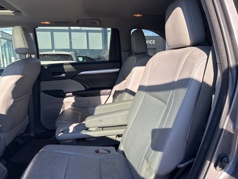 Used 2017 Toyota Highlander XLE image 17