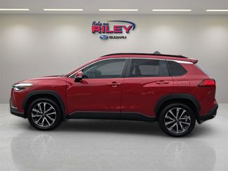 Used 2022 Toyota Corolla Cross XLE video 2