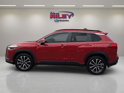 Used 2022 Toyota Corolla Cross XLE image 2