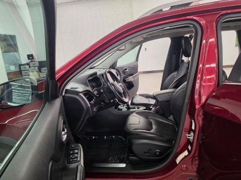 Used 2019 Jeep Cherokee Limited w/ Technology Group AWD/4WD image 36