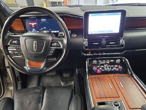 Used 2019 Lincoln Navigator Reserve image 2