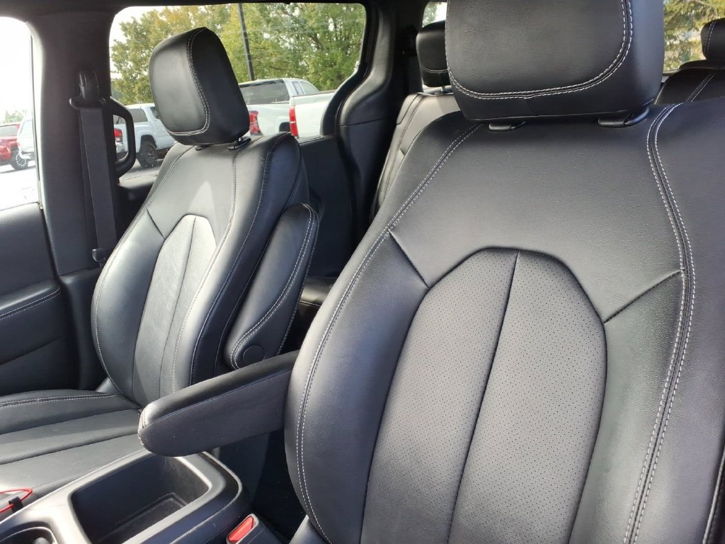 Used 2025 Chrysler Pacifica Select FWD image 13