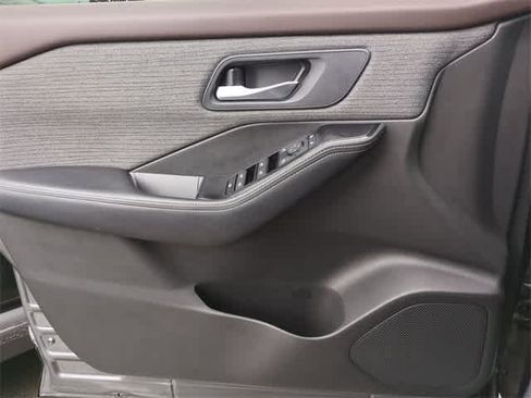 Used 2023 Nissan Rogue SV image 31