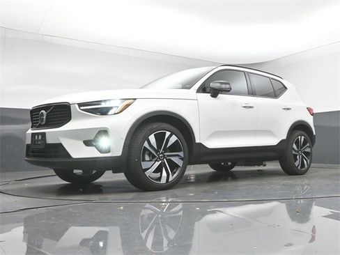 Used 2023 Volvo XC40 B5 Plus w/ Protection Package Premier image 39