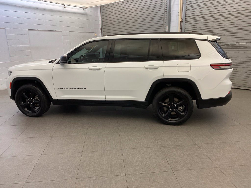 Used 2023 Jeep Grand Cherokee L Laredo RWD image 6