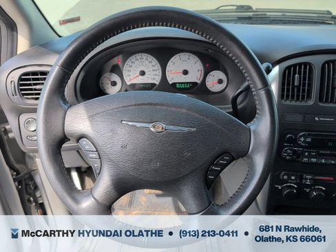 Used 2006 Chrysler Town & Country Touring FWD image 6