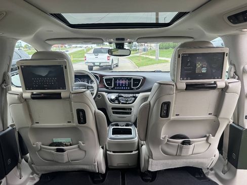 Used 2017 Chrysler Pacifica Limited FWD image 13