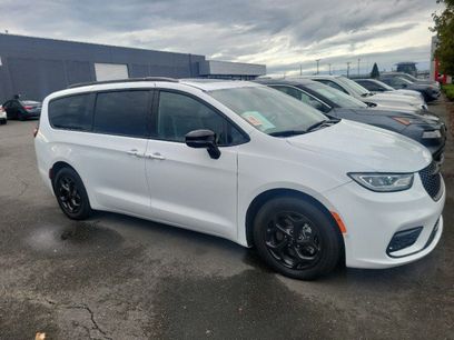 Used 2024 Chrysler Pacifica Premium