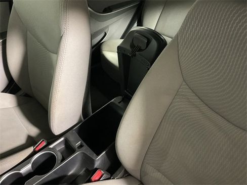 Used 2015 Hyundai Elantra SE image 22