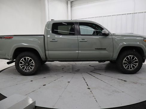 Used 2022 Toyota Tacoma TRD Sport image 2