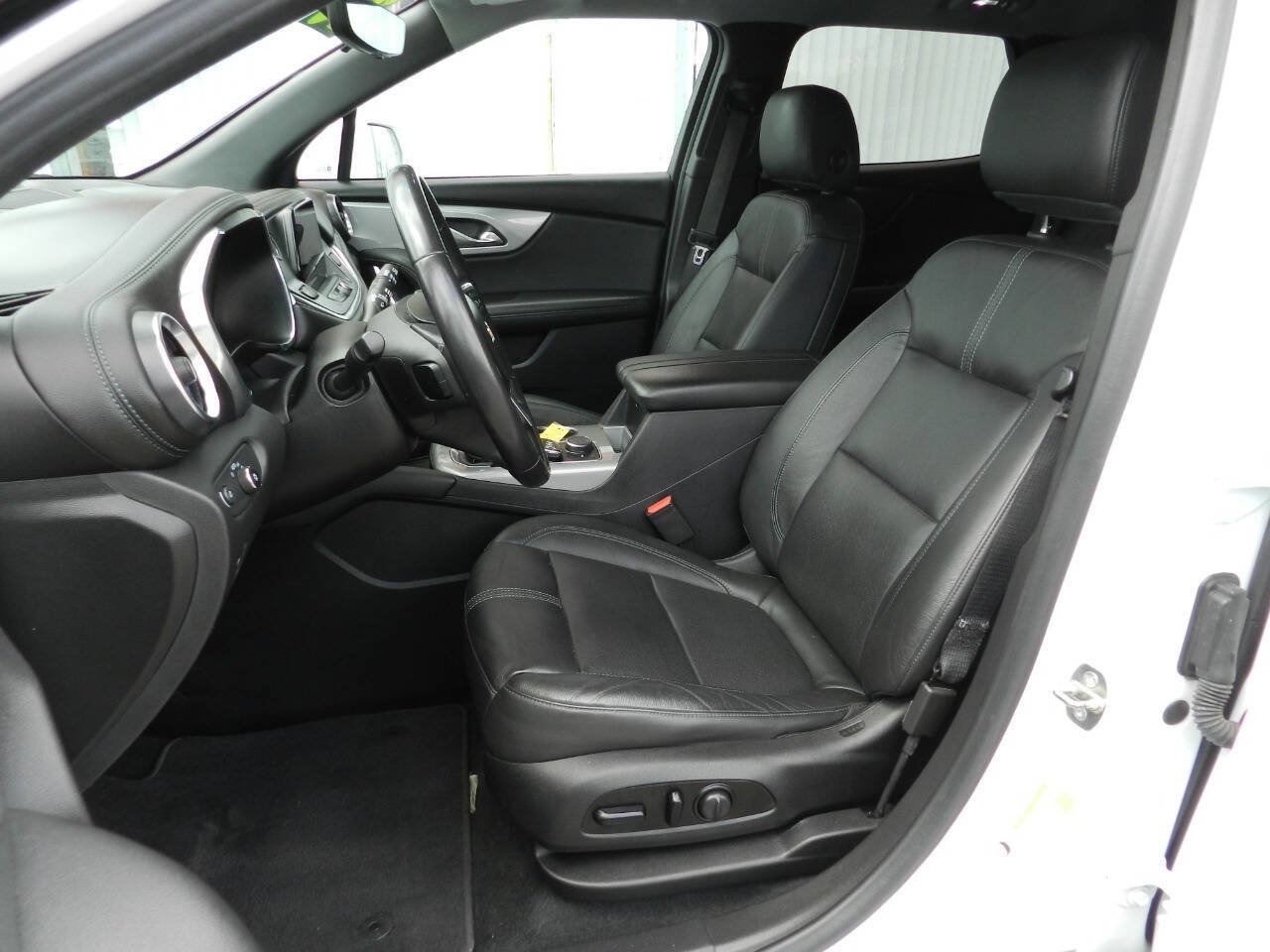 Used 2020 Chevrolet Blazer LT w/ Sound & Technology Package AWD/4WD image 2