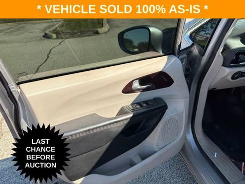 Used 2017 Chrysler Pacifica Limited w/ UConnect Theater Package FWD image 13