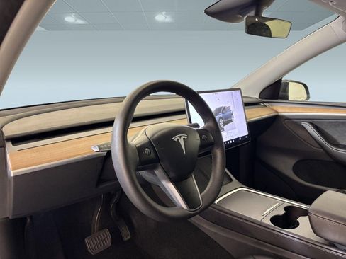 Used 2024 Tesla Model Y Long Range AWD/4WD image 4