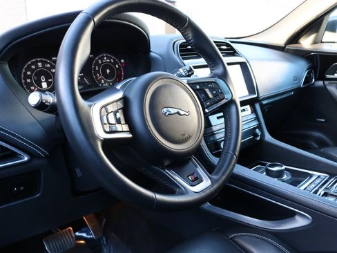 Used 2019 Jaguar F-PACE S image 21
